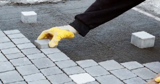 Монтаж тротуарной плитки на даче в Переславле-Залесском в октябре