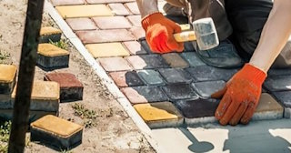 Укладка брусчатки «старый город» три цвета в Переславле-Залесском в октябре